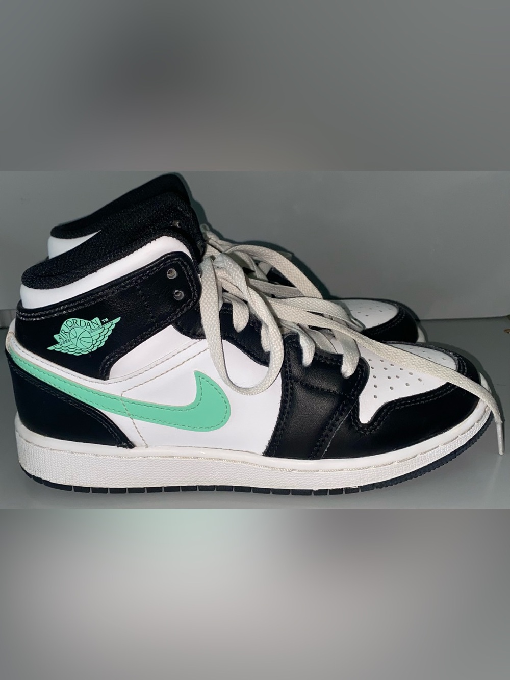 Air Jordan 1 Mid Green Glow size 4Y kids DQ8423-103 - Picture 1 of 8